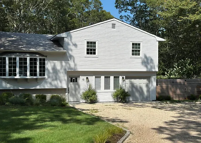 Cozy East Hampton Home 4 Beds, 3 Baths