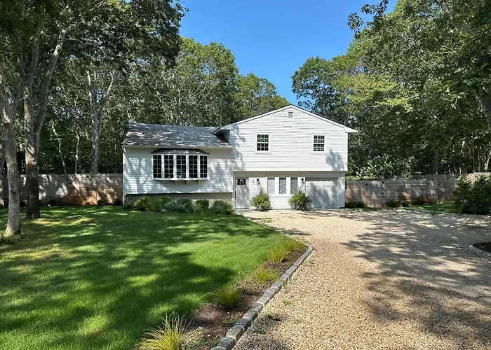 Cozy East Hampton Home 4 Beds, 3 Baths
