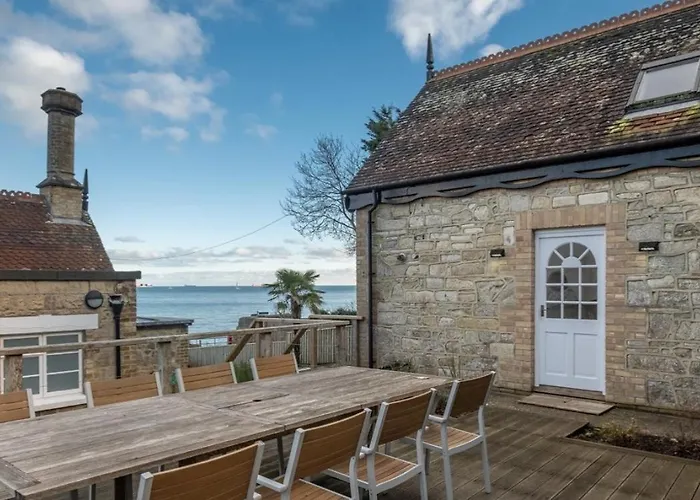 The Old Boat House, Seaview - Charming Historic Seafront 3 X Bedroom Cottage With Separate 2 X Bedroom Annexe