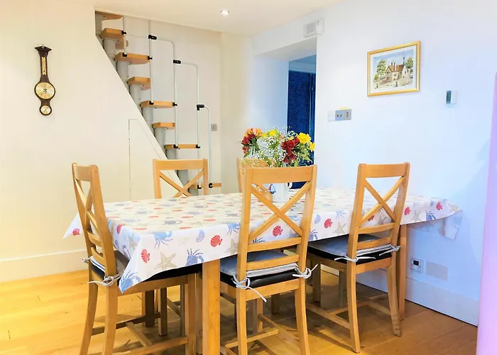 The Old Boat House, Seaview - Charming Historic Seafront 3 X Bedroom Cottage With Separate 2 X Bedroom Annexe