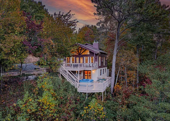 Heavenly View, Hot Tub, 3 King Beds, Pool Table Villa Gatlinburg