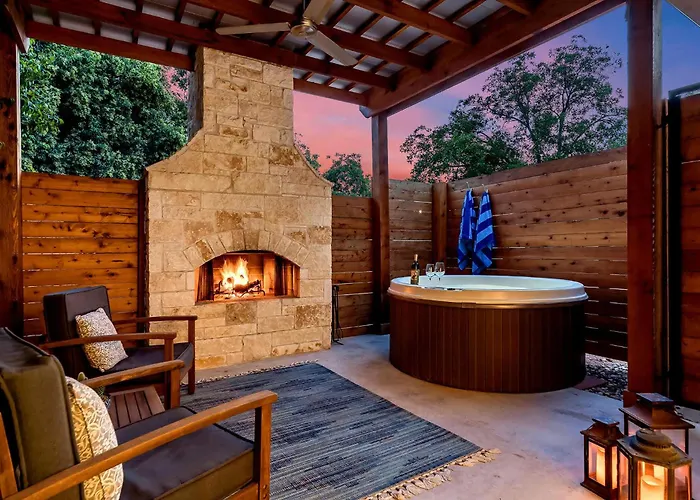An Enchanted Hideaway Outdoor Fireplace Hot Tub Fredericksburg