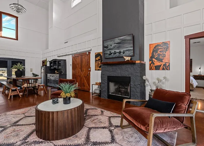Meadows Farmhouse & Cottage - Hot Tub & Fire Pit Fredericksburg