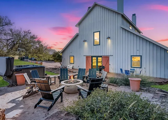 Meadows Farmhouse & Cottage - Hot Tub & Fire Pit Fredericksburg