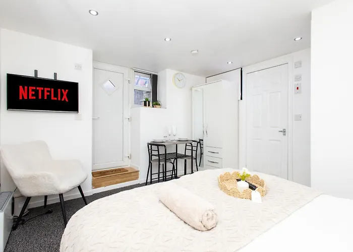 Modern Cozy Flat 6 Mins To City Parking & Wifi Leeds 