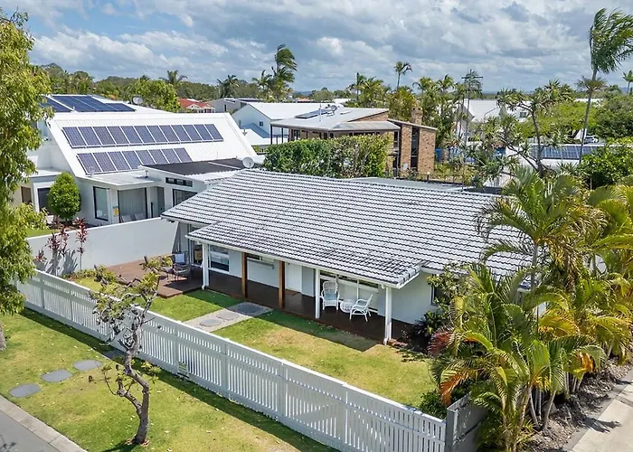 Walk To Hastings Street, Noosa Sound Villa