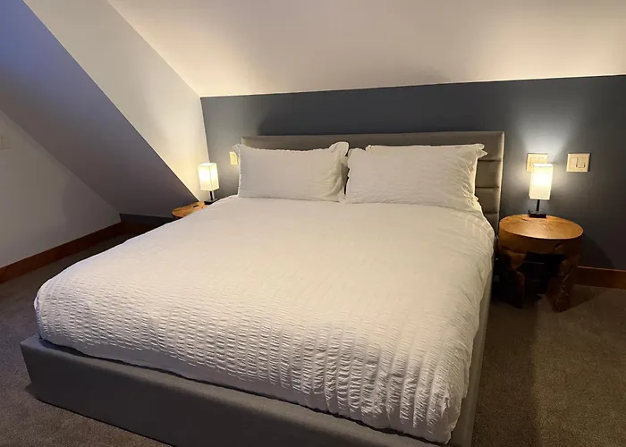 Winston Lodge Golden