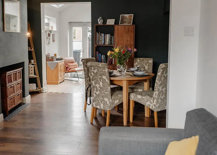 Charming Terrace Steps From City Walls And River York