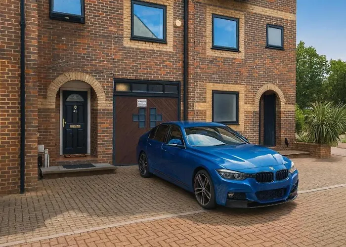 Iron House - 4 Bedroom - Contractors & Families - Free Parking - Near Excel, Canary Wharf, O2, City Airport & Greenwich London