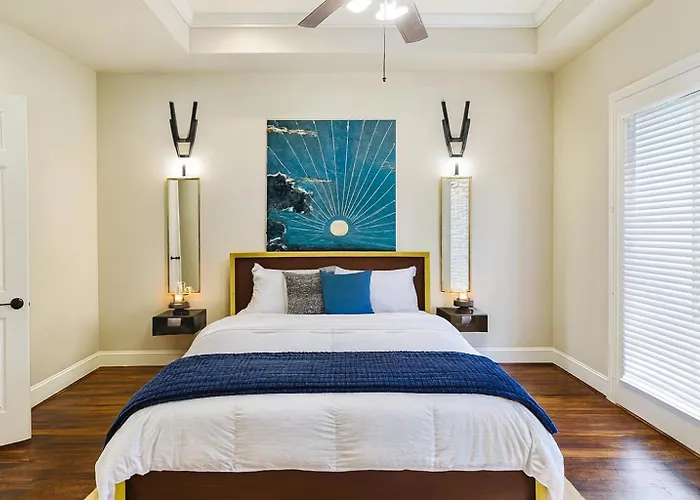 Stylish Home Private Pool, King Bed & Garage Houston