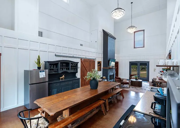 Meadows Farmhouse & Cottage - Hot Tub & Fire Pit Fredericksburg