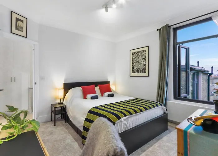 Modern Double Bedroom In City Apartment Room 1 London