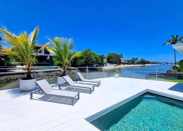 Spacious Palm Beach Home Near Creek, Beach & Cafes Gold Coast