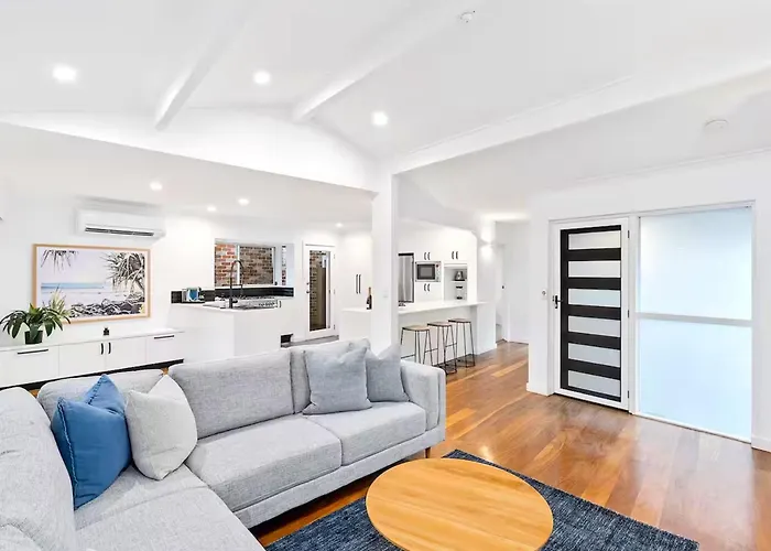 Spacious Palm Beach Home Near Creek, Beach & Cafes Gold Coast