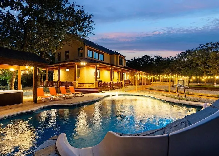 Heated Pool, Sports Sim, Pickleball, Mini Golf - Sleeps 22 Fort Worth