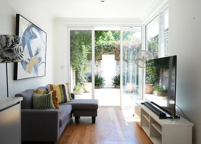 Elegant, Sunny House - 3 Bedrooms, 2 Bathrooms Sydney