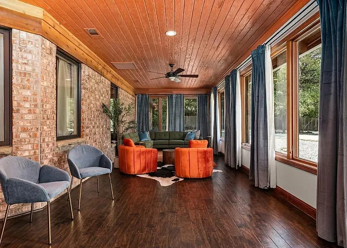 Heated Pool, Sports Sim, Pickleball, Mini Golf - Sleeps 22 Fort Worth