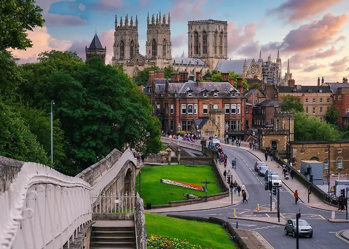 Flaxman Avenue - Lovely 4 Bed Home, 5 Mins Drive To York City Centre, Free Superfast Wi-Fi, Free On-Street Parking