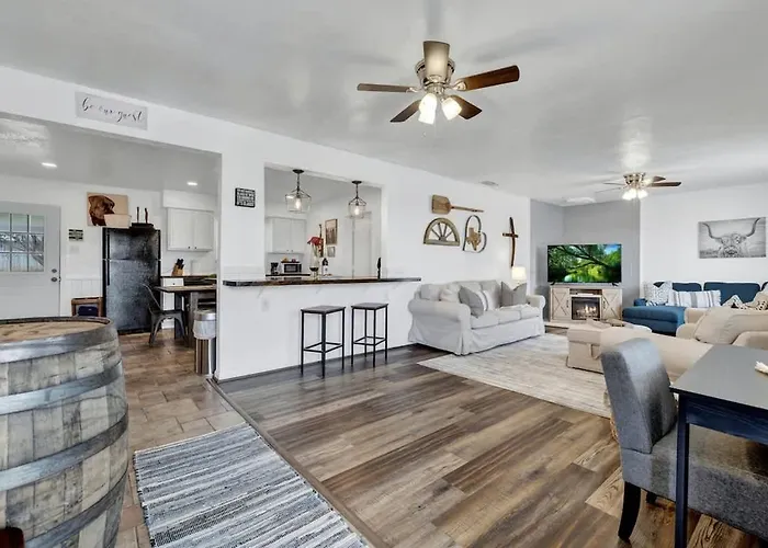 Bayer Guest Haus-Hot Tub And Fire Pit Villa Fredericksburg