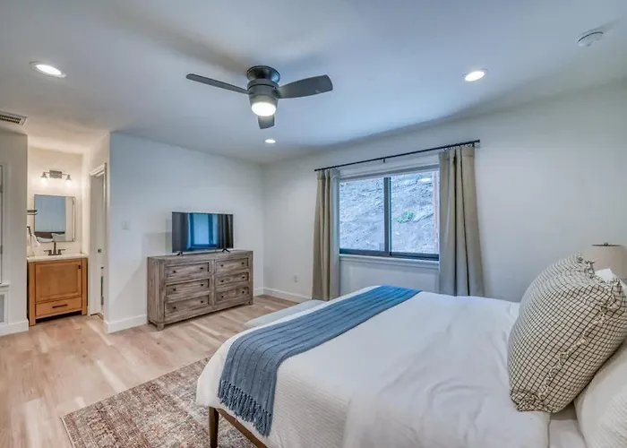 Luxury Riverfront Villa With Firepit & Gameroom! Canyon Lake