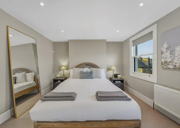 Central 4 Bedroom House With Garden In Battersea Close To Chelsea London