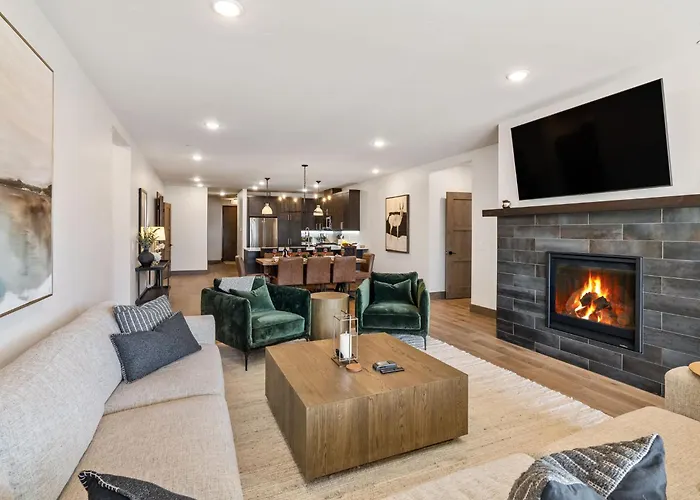 Big Sky Base Camp Fireplace Views & Hot Tub