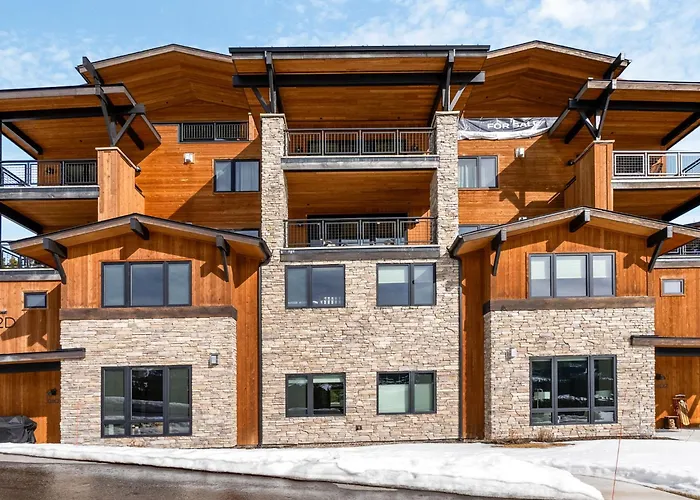 Big Sky Base Camp Fireplace Views & Hot Tub