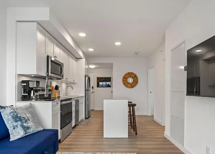 Exquisite 2 Bed Condo Near Dt Core Wfree Parking Calgary