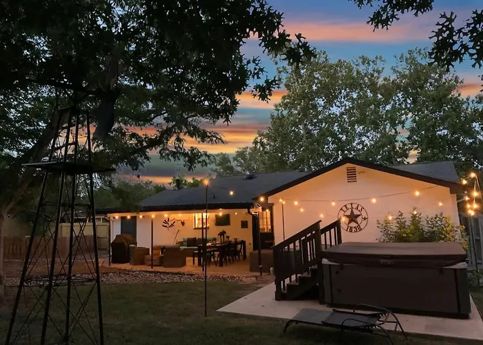 Bayer Guest Haus-Hot Tub And Fire Pit Villa Fredericksburg