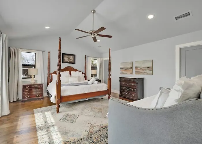 Das Weinhaus Pool & Hot Tub - Walk To Main St Fredericksburg
