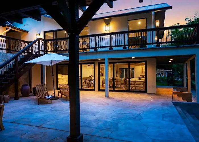 Luxury Riverfront Villa With Firepit & Gameroom! Canyon Lake