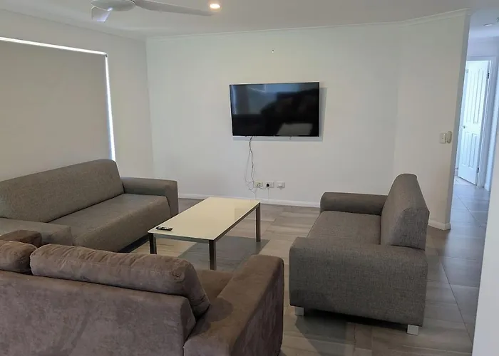 Modern 3-Bedroom Comfort In Oxenford, 5 Minutes From Movie World Gold Coast