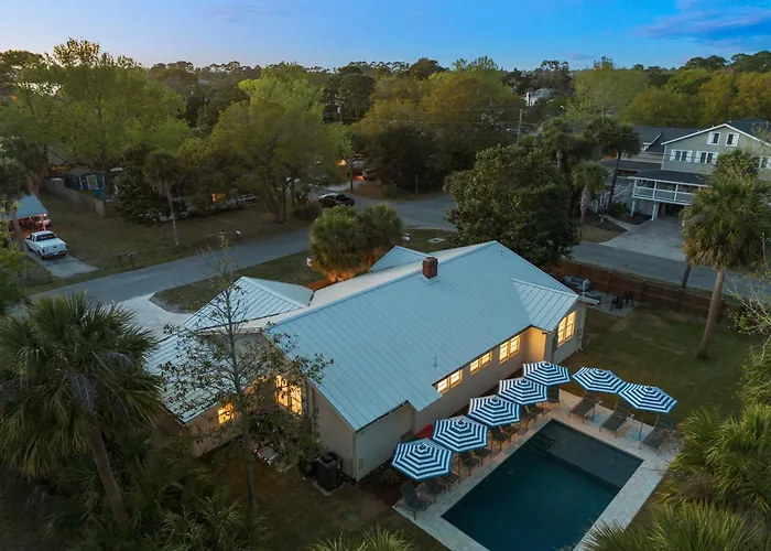 Striped Palm Estate Villa Tybee Island