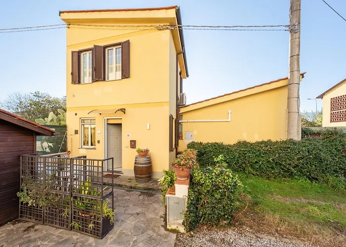 La Casina Gialla Independent House Lucca