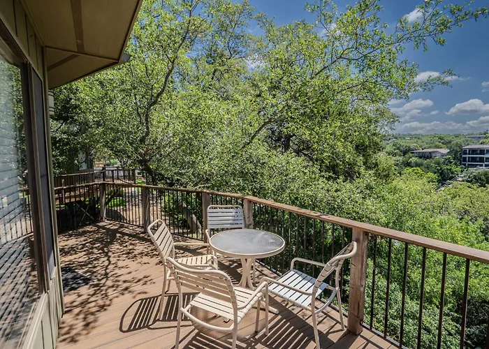 Treehouse Bungalow With Community Poolhot Tub 16 Lakeway