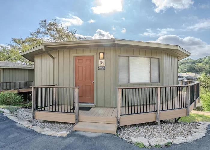 Treehouse Bungalow With Community Poolhot Tub 16 Lakeway