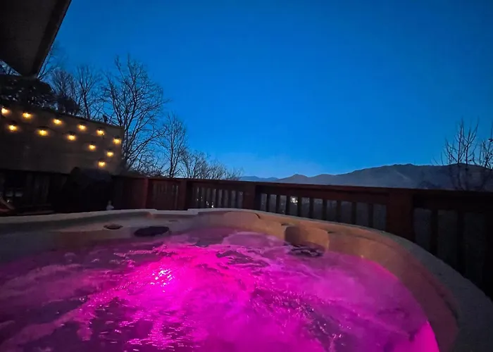 Heavenly View - Bear Themed Cabin, Hottub, Dog-Friendly, Near Gatlinburg