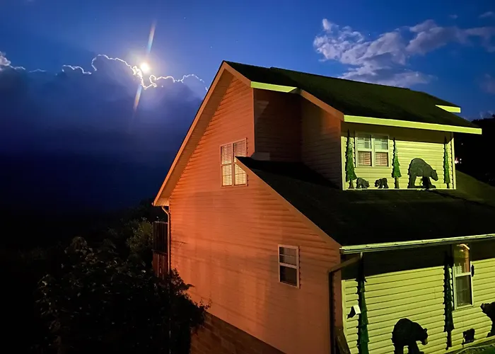 Heavenly View - Bear Themed Cabin, Hottub, Dog-Friendly, Near Gatlinburg