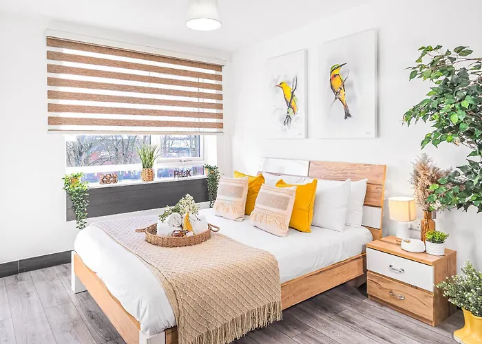 The Cozy Chapter - Spacious Apartments Near Manchester City Centre & Old Trafford