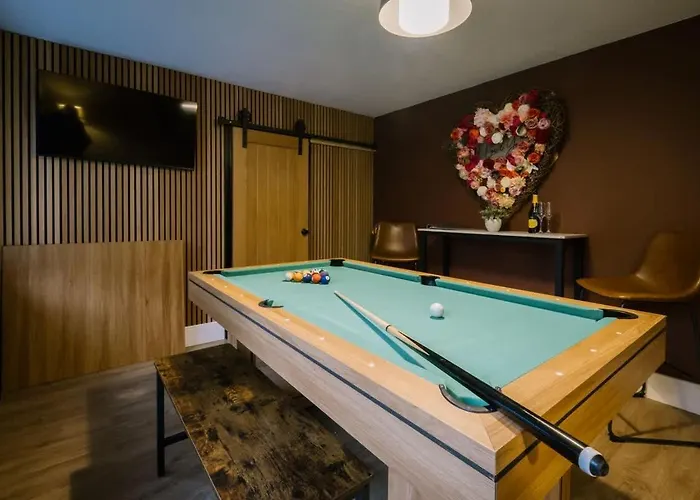 Rockside - Luxury 1 Bedroom Home With Hot Tub, Central Location, Parking And Pet Friendly Windermere