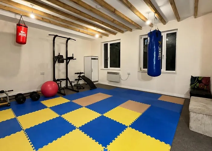 North London Spacious: 7-Bedroom Group Retreat with Gym