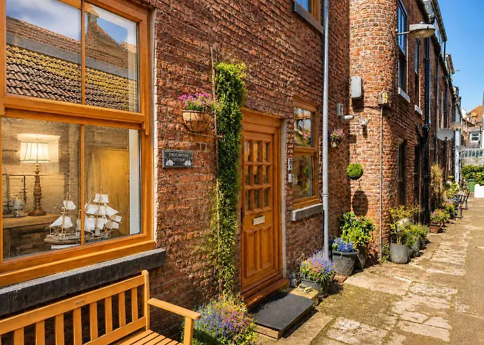 Endeavour Cottage Whitby Quiet Old Yard Fishermans Cottage