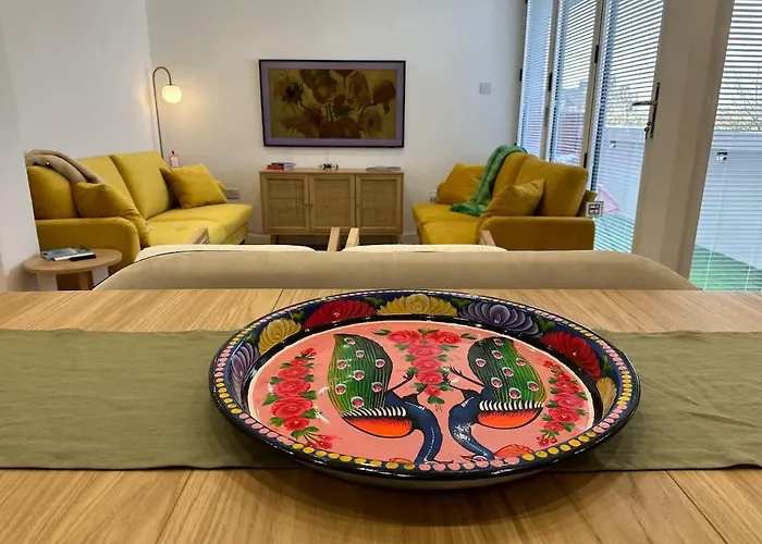 Stylish, Smart & Fun 4 Bed Home London