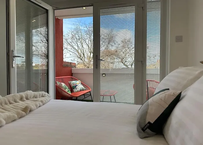 Stylish, Smart & Fun 4 Bed Home London