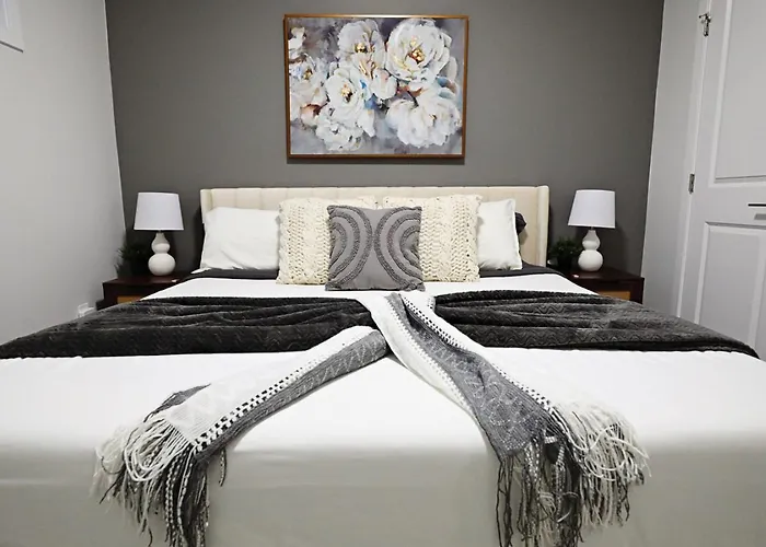Beautiful Home With 4 King Beds,Airport,Disney+ Edmonton