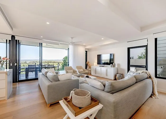 The Hamptons Lake House Noosa Heads Luxury House