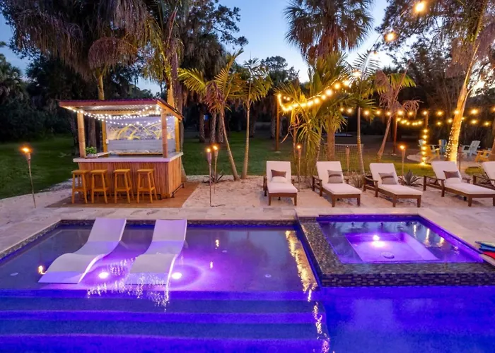 No 1 Largest Tampa Private Compound, 11Br Sleeps 40 Villa