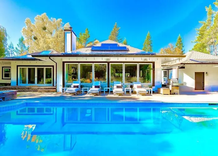Zegarra Estate Villa Sebastopol