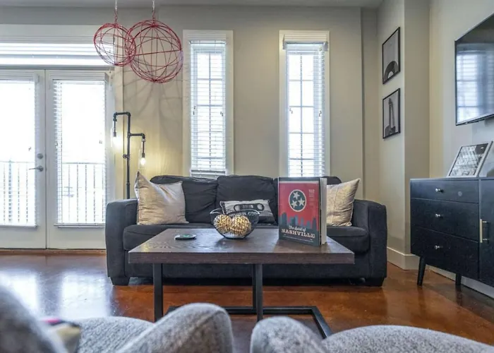 Music Row Luxury Suites - Two King Bedrooms - Private Garage & Ensuite Baths Nashville