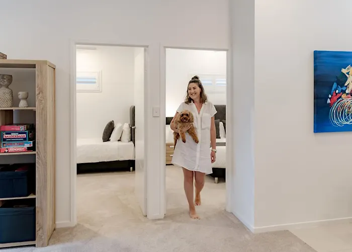 Family & Pet-Friendly Luxury Near Hastings St Villa Noosa Heads